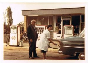 1960: BAU DER TANKSTELLE